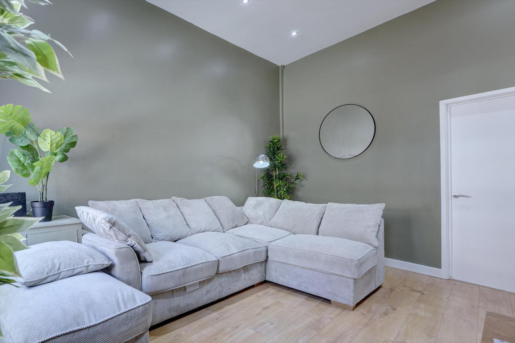 4 Bedrooms Homely House With Garden- Sleeps 9 Comfortably With 6 Comfortable Beds, Free Street Parking, Business Travellers, Contractors, & Holiday-Goers, Coventry, Near All Major Transport Links In Coventry And Motorway Экстерьер фото