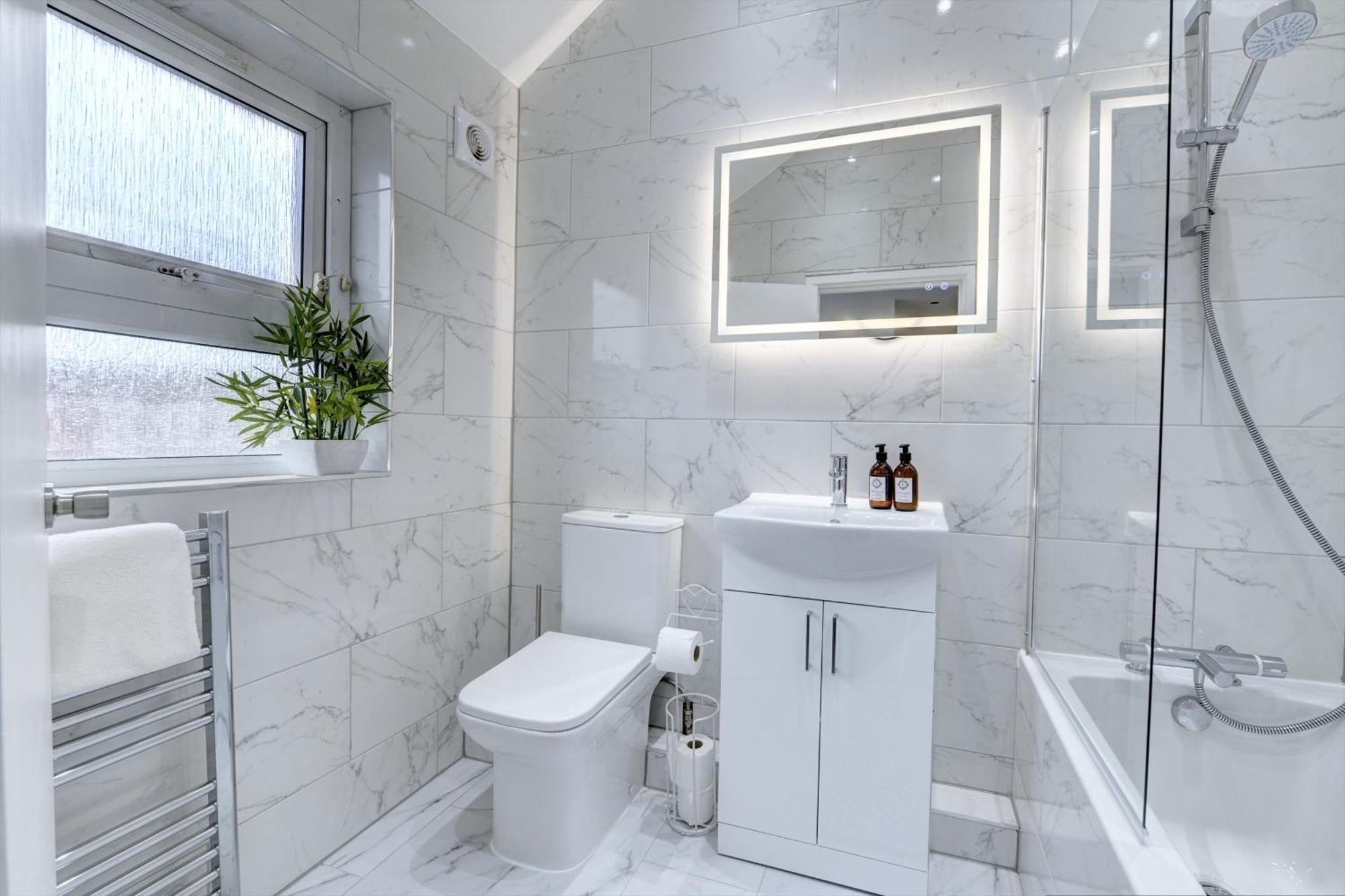 4 Bedrooms Homely House With Garden- Sleeps 9 Comfortably With 6 Comfortable Beds, Free Street Parking, Business Travellers, Contractors, & Holiday-Goers, Coventry, Near All Major Transport Links In Coventry And Motorway Экстерьер фото