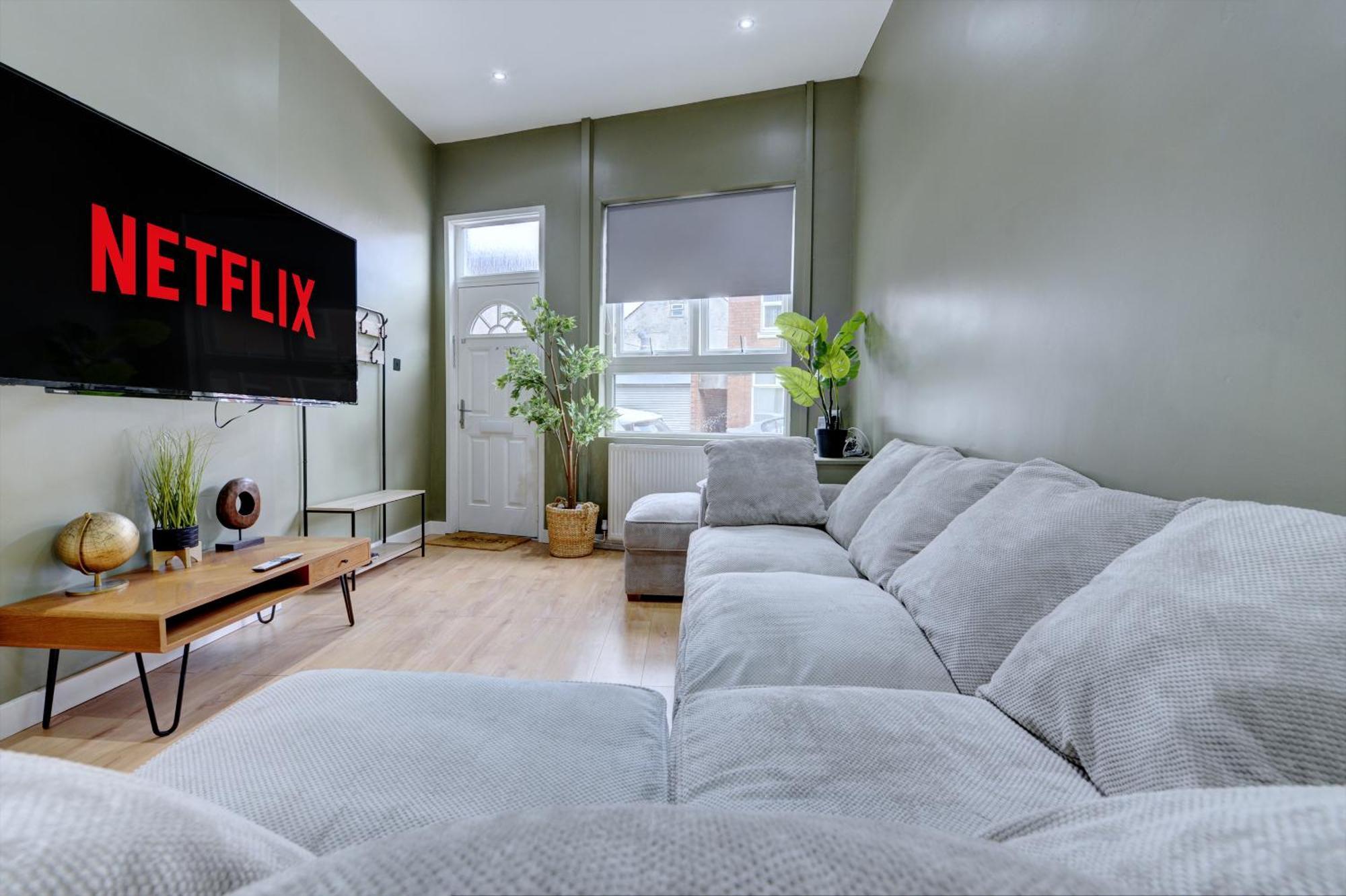 4 Bedrooms Homely House With Garden- Sleeps 9 Comfortably With 6 Comfortable Beds, Free Street Parking, Business Travellers, Contractors, & Holiday-Goers, Coventry, Near All Major Transport Links In Coventry And Motorway Экстерьер фото