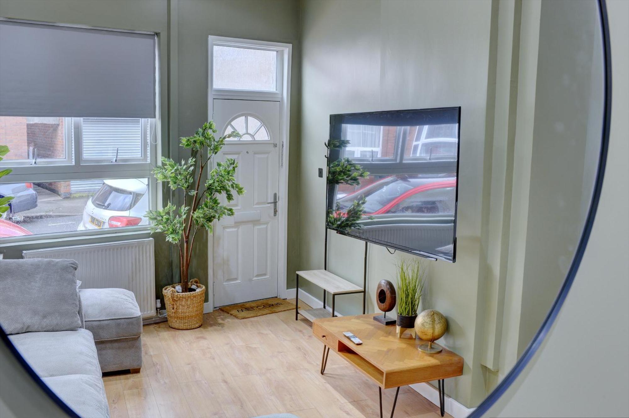 4 Bedrooms Homely House With Garden- Sleeps 9 Comfortably With 6 Comfortable Beds, Free Street Parking, Business Travellers, Contractors, & Holiday-Goers, Coventry, Near All Major Transport Links In Coventry And Motorway Экстерьер фото