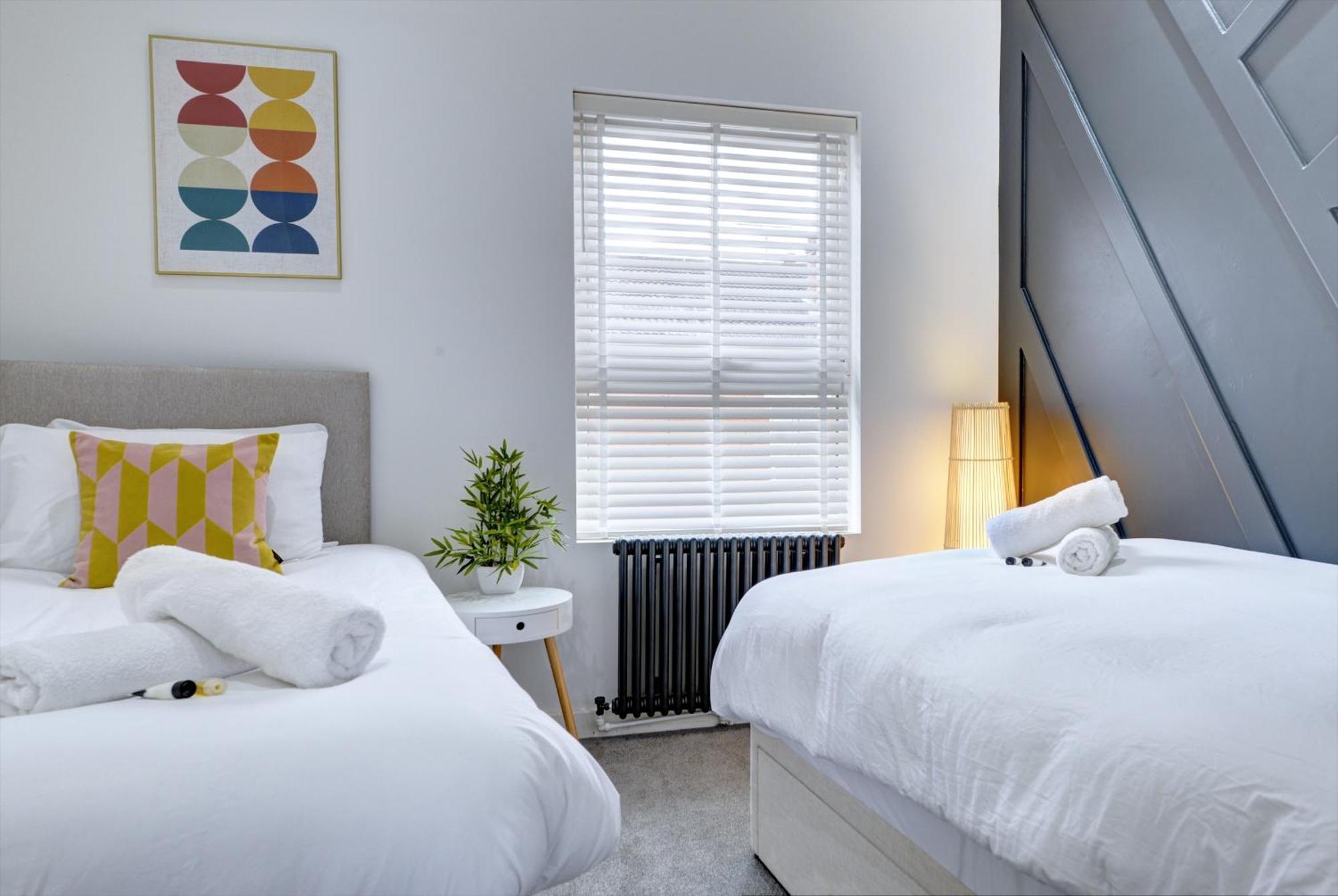 4 Bedrooms Homely House With Garden- Sleeps 9 Comfortably With 6 Comfortable Beds, Free Street Parking, Business Travellers, Contractors, & Holiday-Goers, Coventry, Near All Major Transport Links In Coventry And Motorway Экстерьер фото