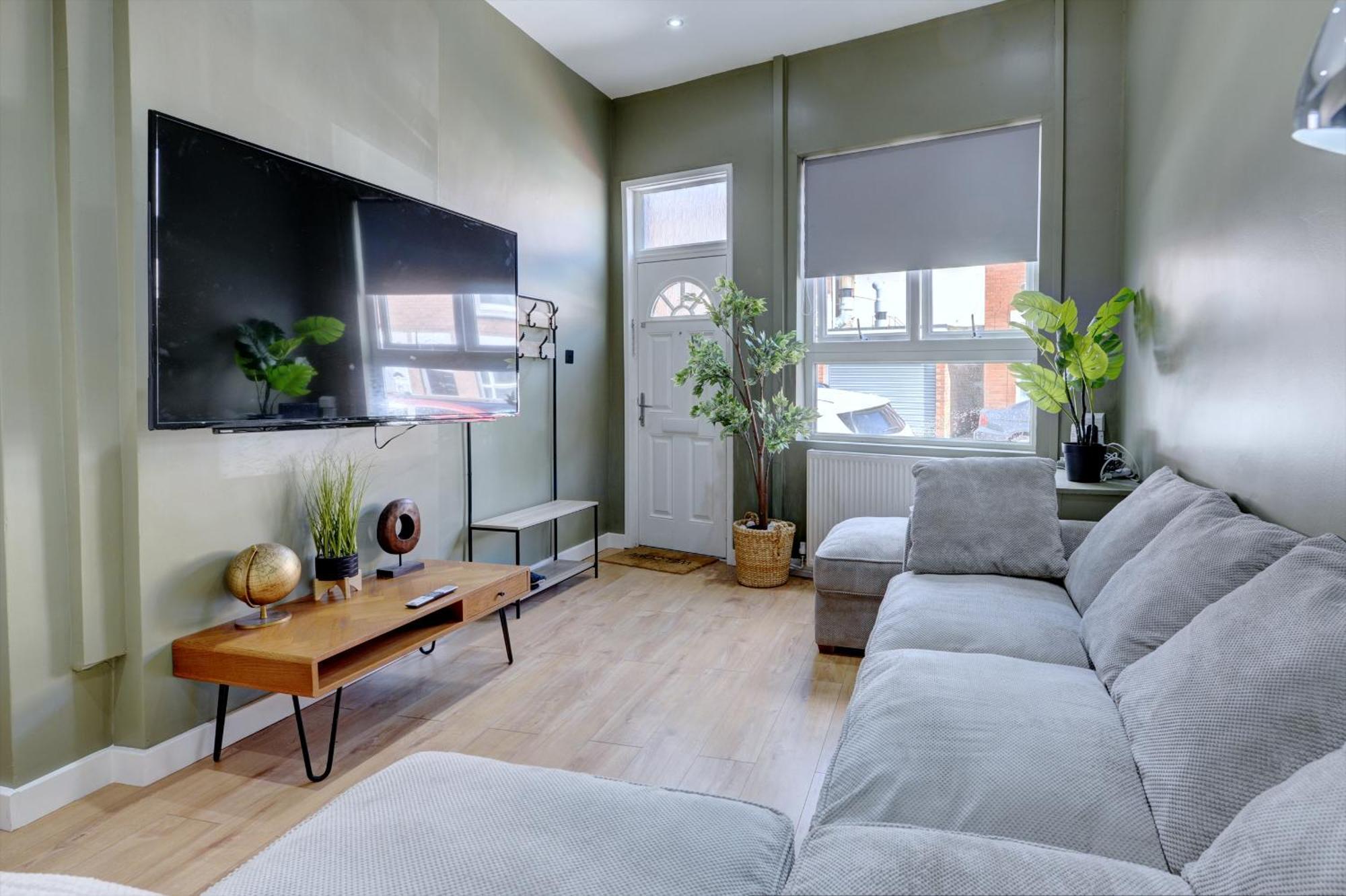 4 Bedrooms Homely House With Garden- Sleeps 9 Comfortably With 6 Comfortable Beds, Free Street Parking, Business Travellers, Contractors, & Holiday-Goers, Coventry, Near All Major Transport Links In Coventry And Motorway Экстерьер фото