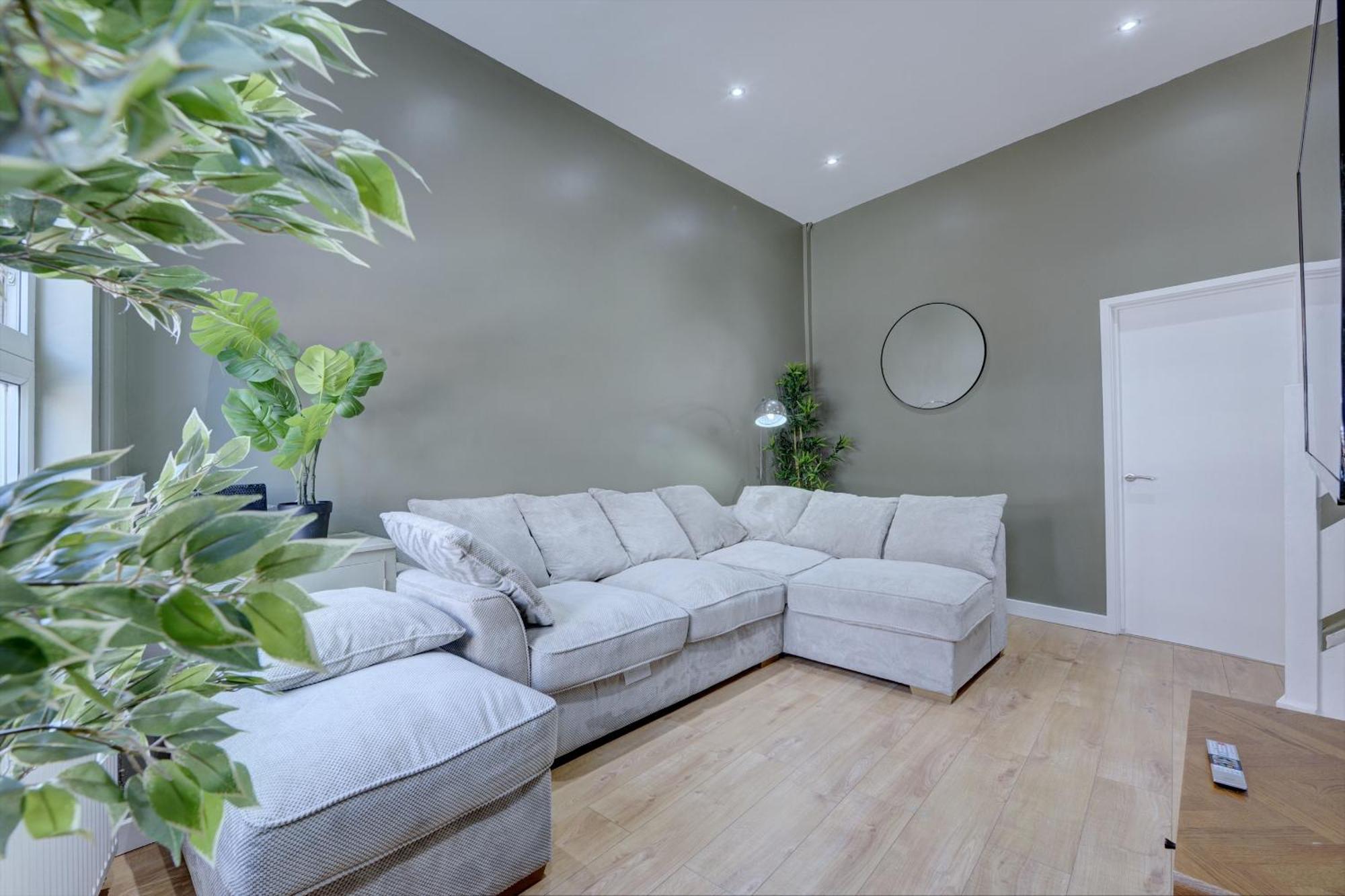 4 Bedrooms Homely House With Garden- Sleeps 9 Comfortably With 6 Comfortable Beds, Free Street Parking, Business Travellers, Contractors, & Holiday-Goers, Coventry, Near All Major Transport Links In Coventry And Motorway Экстерьер фото