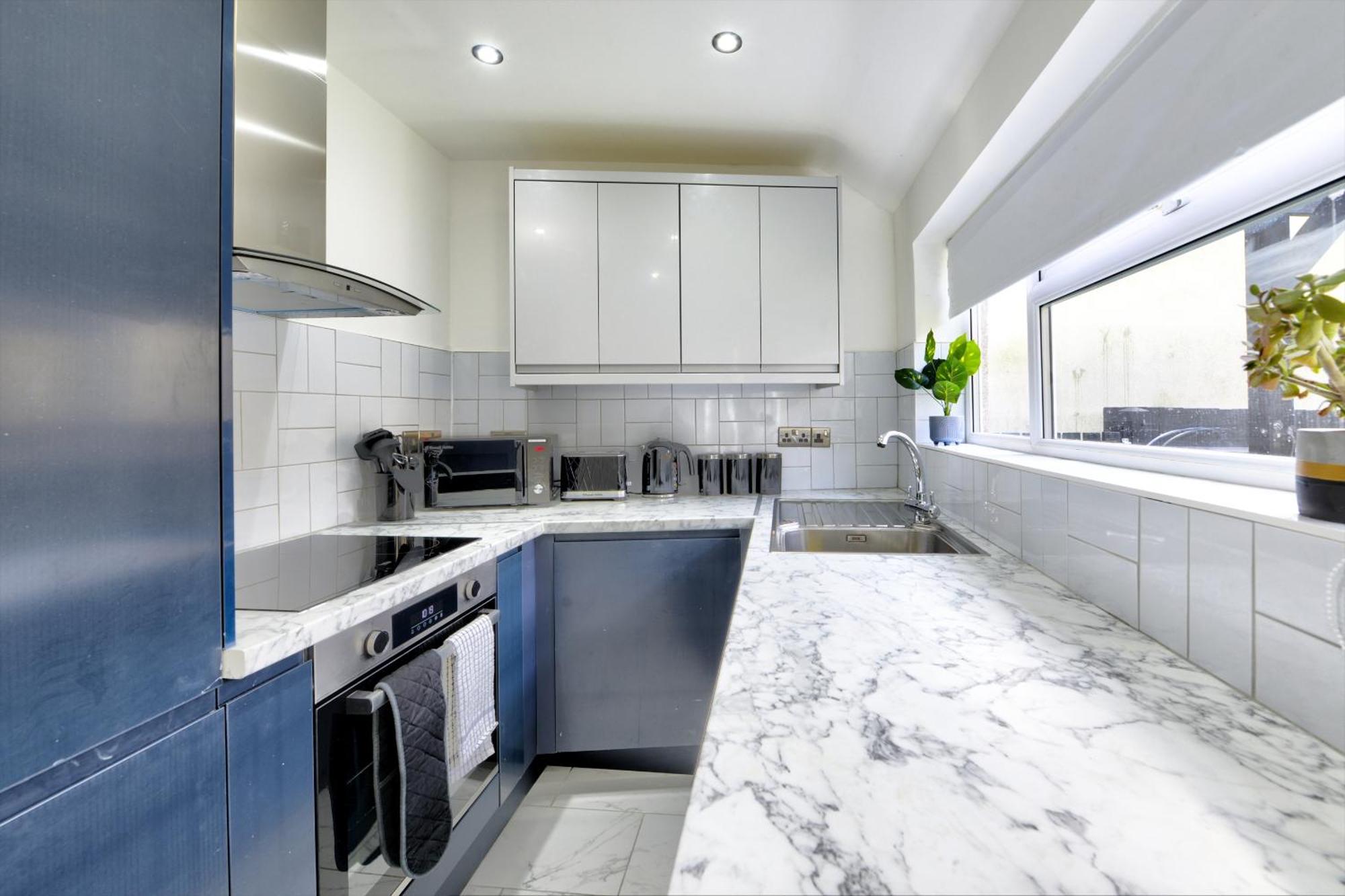 4 Bedrooms Homely House With Garden- Sleeps 9 Comfortably With 6 Comfortable Beds, Free Street Parking, Business Travellers, Contractors, & Holiday-Goers, Coventry, Near All Major Transport Links In Coventry And Motorway Экстерьер фото