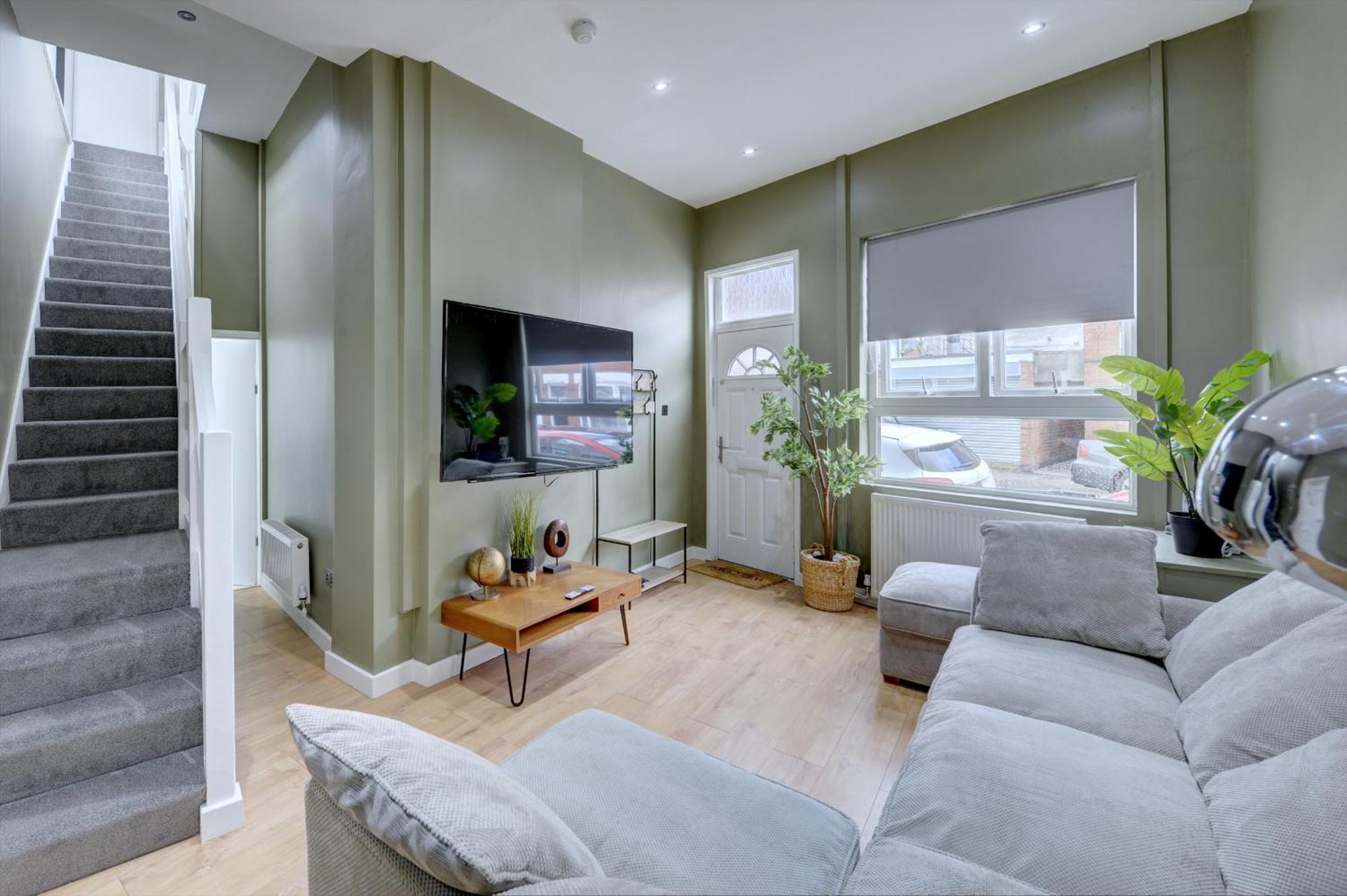 4 Bedrooms Homely House With Garden- Sleeps 9 Comfortably With 6 Comfortable Beds, Free Street Parking, Business Travellers, Contractors, & Holiday-Goers, Coventry, Near All Major Transport Links In Coventry And Motorway Экстерьер фото